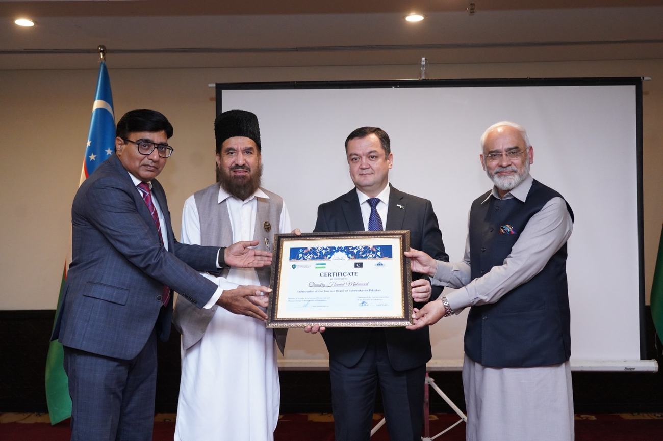 Chaudry Chaudhry Hamid Mahmood receiving the certificate of Ambassador of the Tourism Brand of Uzbekistan in Pakistan at a ceremony in Islamabad